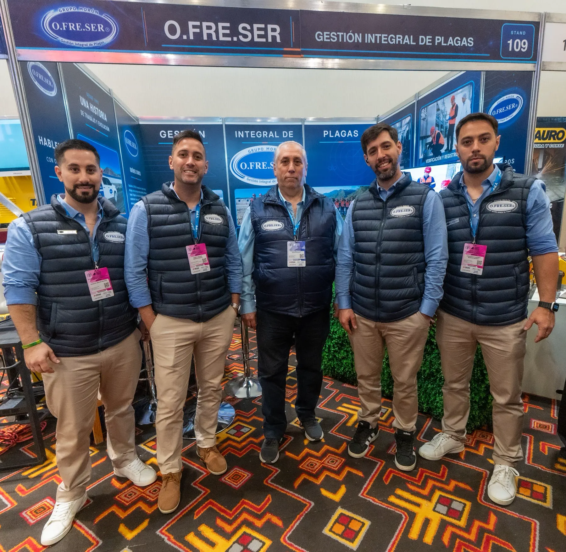 Equipo directivo de O.FRE.SER en su stand de Argentina Mining