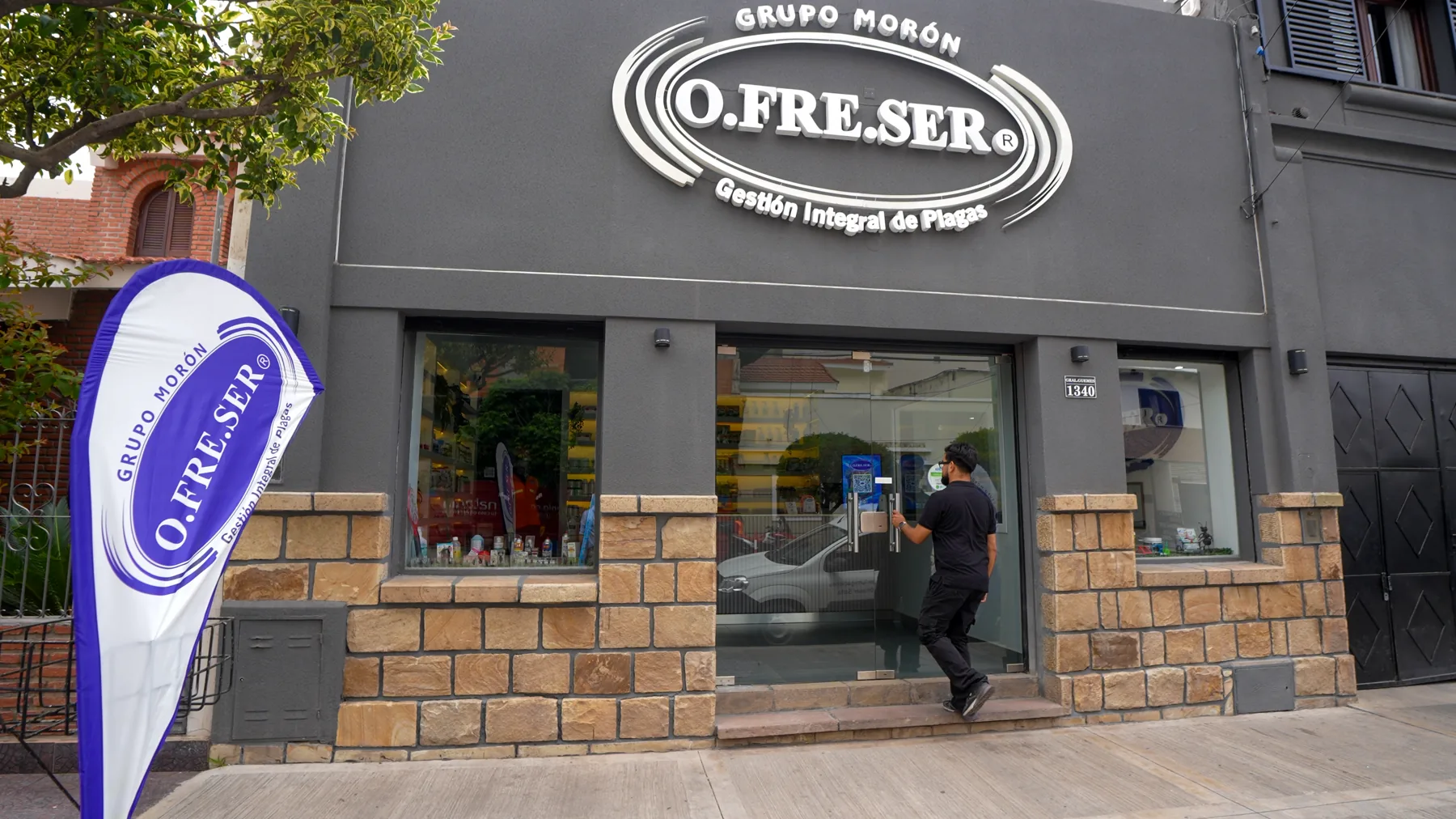 Frente del local O.FRE.SER de día