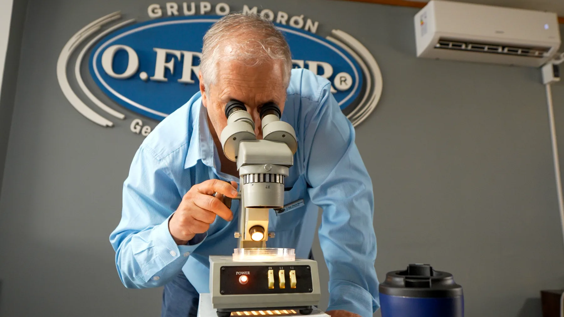 Especialista de O.FRE.SER identificando una muestra en laboratorio